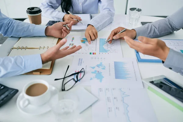 Empresários Discutem Estatísticas Reunião — Fotografia de Stock