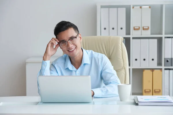 Retrato Belo Jovem Empresário Feliz Sua Mesa — Fotografia de Stock