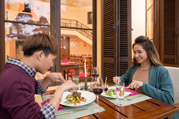 Pareja Joven Vietnamita Comiendo Buena Comida Restaurante —  Fotos de Stock