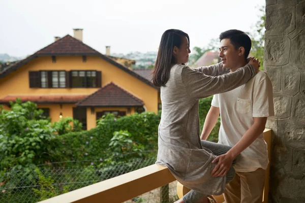 Pareja Joven Enamorada Pasando Tiempo Balcón Del Hotel —  Fotos de Stock