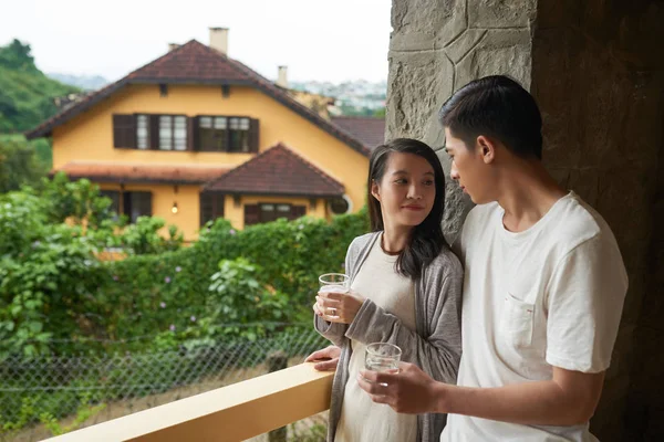 Junges Paar Trinkt Morgens Wasser Wenn Auf Dem Balkon Steht — Stockfoto