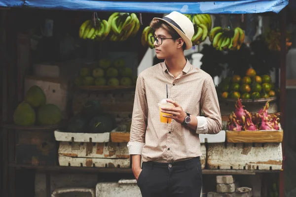 Stylový Vietnamský Kluk Sklenici Čerstvého Džusu Trhu — Stock fotografie