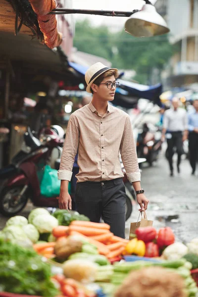 Azjatycka Stylowe Młody Człowiek Zakupy Spożywcze Rynku — Zdjęcie stockowe