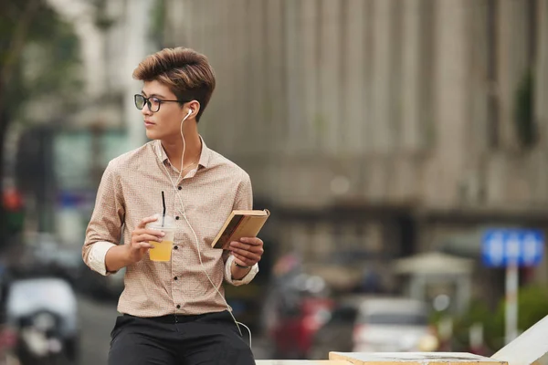 Élégant Homme Intelligent Assis Extérieur Lisant Livre Savourant Une Boisson — Photo