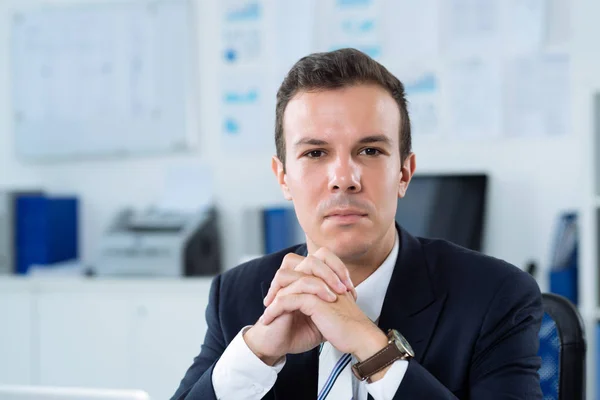 Retrato Empresário Bonito Sem Sorrisos Olhando Para Câmera — Fotografia de Stock