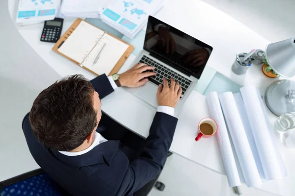 Empresário Trabalhando Laptop Sua Mesa Vista Cima — Fotografia de Stock