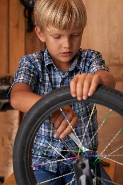 Αγόρι Ελέγχοντας Εάν Υπάρχει Τιμόνι Ποδηλάτου Είναι Ασφαλής — Φωτογραφία Αρχείου