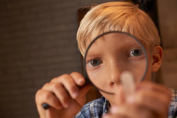 Jongen Zoek Naar Iets Door Het Vergrootglas — Stockfoto