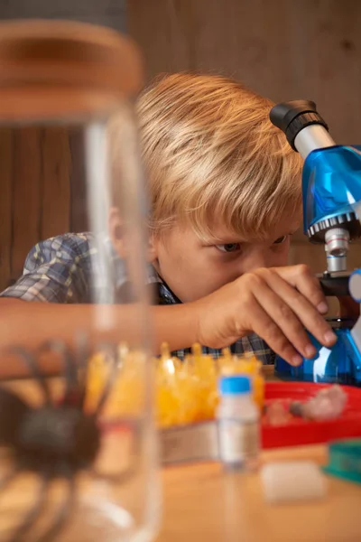 Niño Usando Microscopio Para Mirar Los Cristales Cerca —  Fotos de Stock