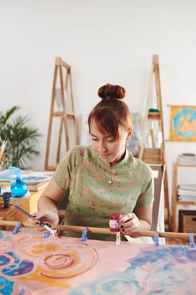 Mujer Joven Disfrutando Pintura Seda — Foto de Stock