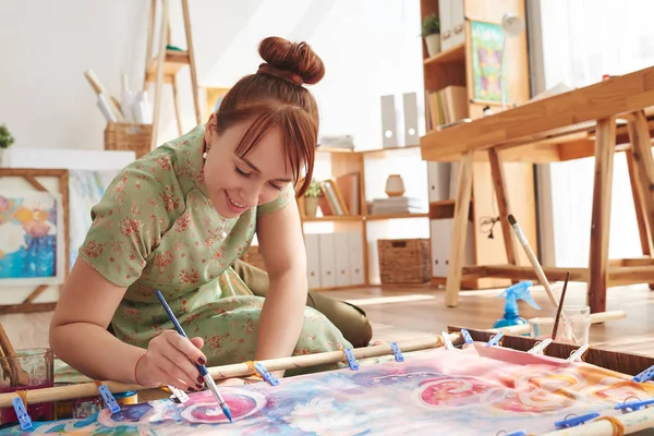 Felice Creativo Giovane Donna Pittura Tessuto Nel Suo Laboratorio — Foto Stock