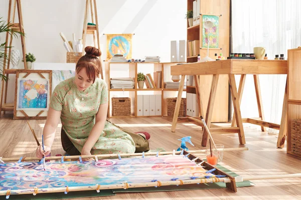 Mujer Joven Pintando Sobre Lienzo Grande Suelo — Foto de Stock