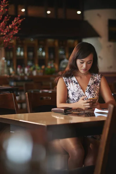 Mladá Žena Sedí Kavárně Čtení Zpráv Jeho Smartphone — Stock fotografie