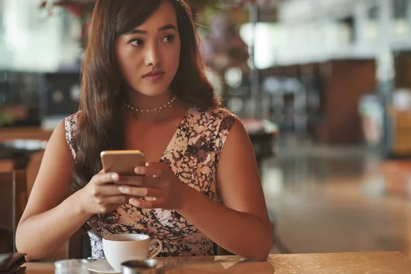 Asiatico Donna Holding Cellulare Seduta Tavolo Caffè — Foto Stock