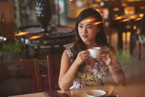 Fundersam Ung Kinesisk Kvinna Njuter Kopp Restaurangen — Stockfoto