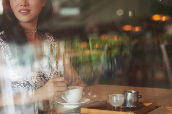 Abgeschnittenes Bild Einer Jungen Frau Die Cappuccino Trinkt Blick Aus — Stockfoto