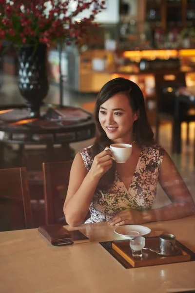 Glimlachend Elegante Jonge Vrouw Drinken Koffie Restaurant — Stockfoto