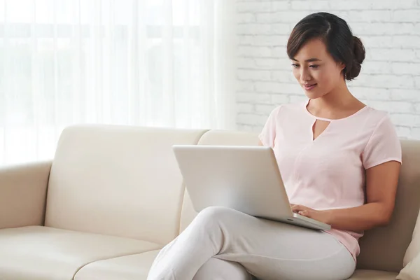 Lachende Aziatische Jonge Vrouw Die Laptop Werkt — Stockfoto