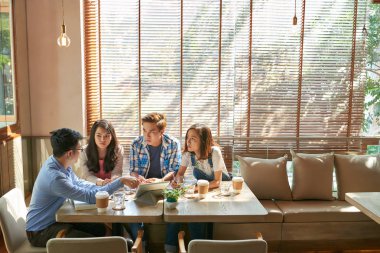 Genç adam onun fikri için diğer öğrencilere tablet bilgisayarda gösterme