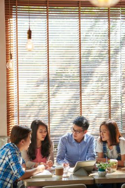 Projeyi tartışmak üzere kafede toplantı arkadaşlar