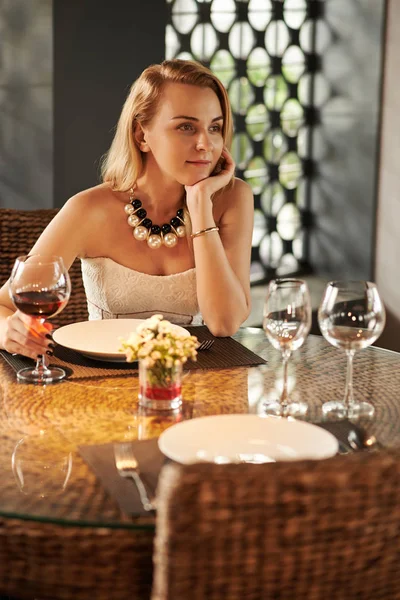Nádherná Zamyšlený Mladá Žena Pít Červené Víno Restauraci — Stock fotografie