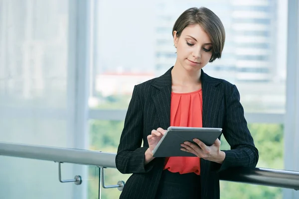 Junge Geschäftsfrau Liest Informationen Auf Tablet Computer — Stockfoto