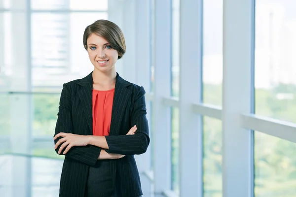 Schöne Junge Geschäftsfrau Die Mit Verschränkten Armen Steht — Stockfoto