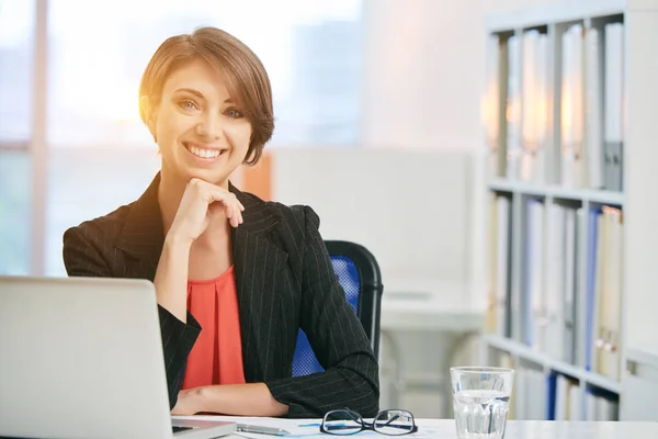 Porträtt Leende Attraktiva Affärskvinna Office — Stockfoto