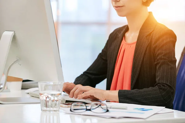 Imagem Cortada Mulher Negócios Trabalhando Computador Seu Local Trabalho — Fotografia de Stock