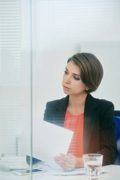 Zakelijke Dame Bezig Met Financieel Verslag Haar Kantoor — Stockfoto