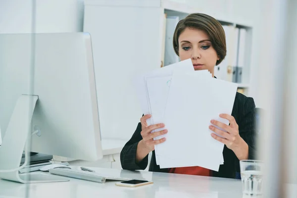 Geschäftsfrau Arbeitet Mit Stapel Von Berichten Und Verträgen — Stockfoto