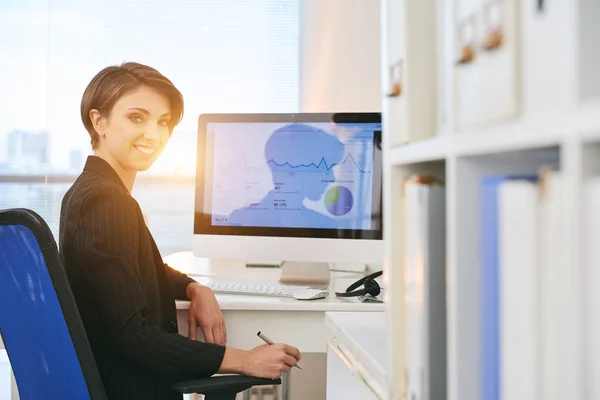 Retrato Alegre Dama Negocios Sentada Lado Computadora Con Diagrama Pantalla — Foto de Stock