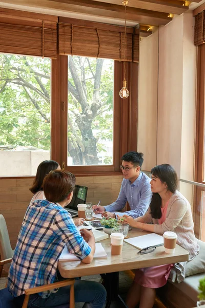 Grupo Estudantes Bebendo Café Discutindo Projetos — Fotografia de Stock