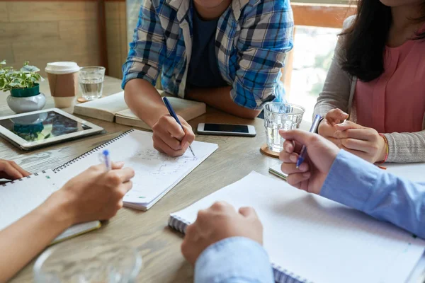 Imagem Perto Estudantes Fazendo Lição Casa Juntos — Fotografia de Stock