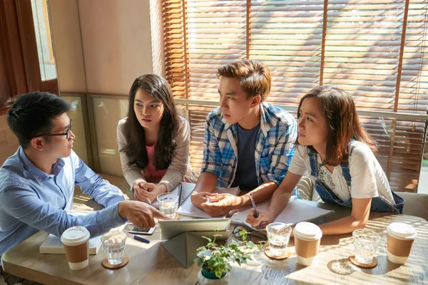 Estudiantes Escuchando Idea Amigo Reunión — Foto de Stock