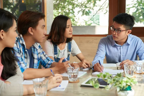 Estudantes Vietnamitas Discutindo Projeto Para Universidade Café — Fotografia de Stock