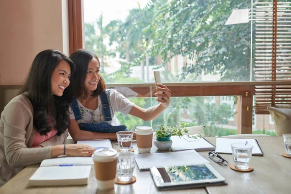 Estudiantes Vietnamitas Tomando Selfie Cafetería — Foto de Stock