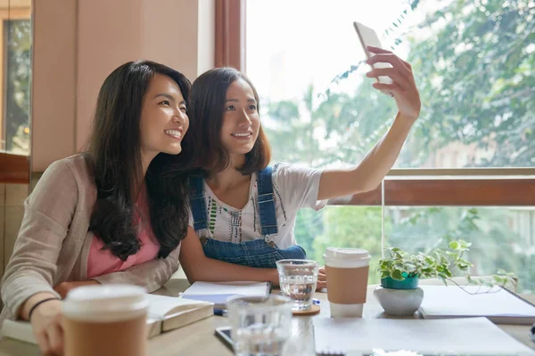 Bastante Asiática Chica Tomando Selfie Café — Foto de Stock