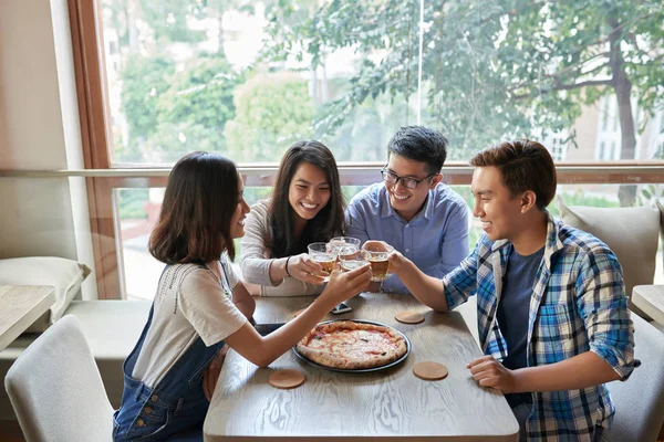 Vrienden Voor Het Eten Van Pizza Café Roosteren — Stockfoto