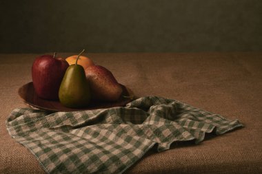 Çeşitli olgunlaşmış meyve plaka üzerinde tablo