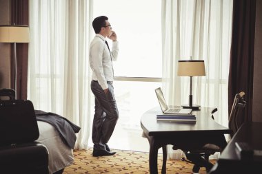 Vietnamca iş yürütme ayakta vasıl pencere ve Evet