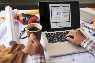 Apartman Projesi üzerinde çalışan mühendis yakın çekim görüntüsü
