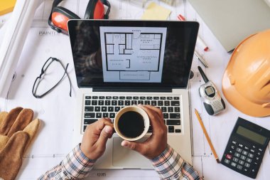 Kahve içme ve plan, üstten görünüm inceleyerek mühendisi