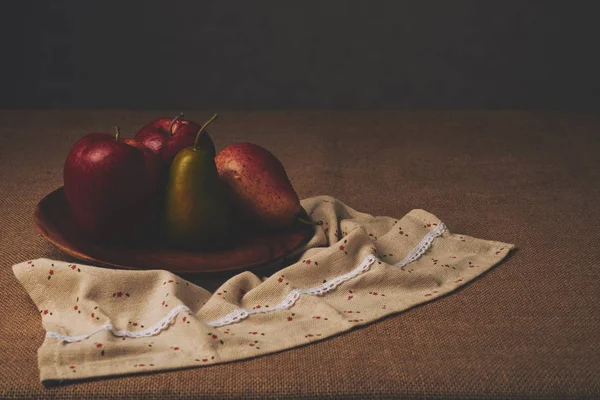 Placa Frutas Toalla Sobre Mesa Cubierta Con Saco —  Fotos de Stock