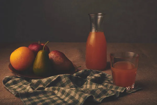 熟した果物やテーブルにフレッシュ ジュースのグラス — ストック写真