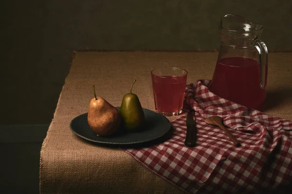 桌上的果盘和新鲜的梨罐 — 图库照片