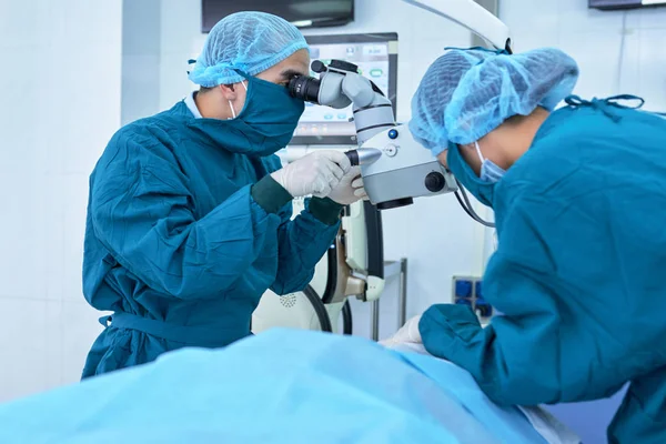 Cirurgiões Que Usam Equipamentos Modernos Durante Operação Olho — Fotografia de Stock