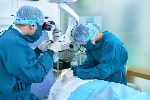 目の手術を行う医療従事者のチーム — ストック写真