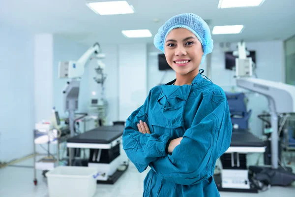 Linda Enfermeira Vietnamita Sorridente Sala Cirurgia — Fotografia de Stock