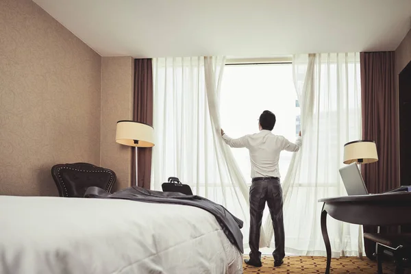 Visão Traseira Empresário Cortinas Abertura Quarto Hotel — Fotografia de Stock